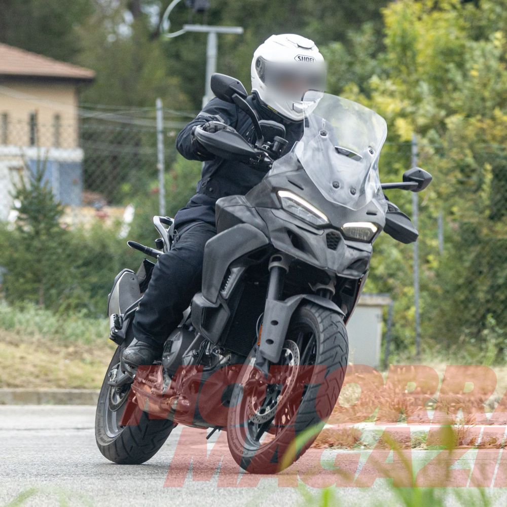 Ducati Multistrada V2 Prototyp Modelljahr 2025 in Schwarz fahrend in der Kurve