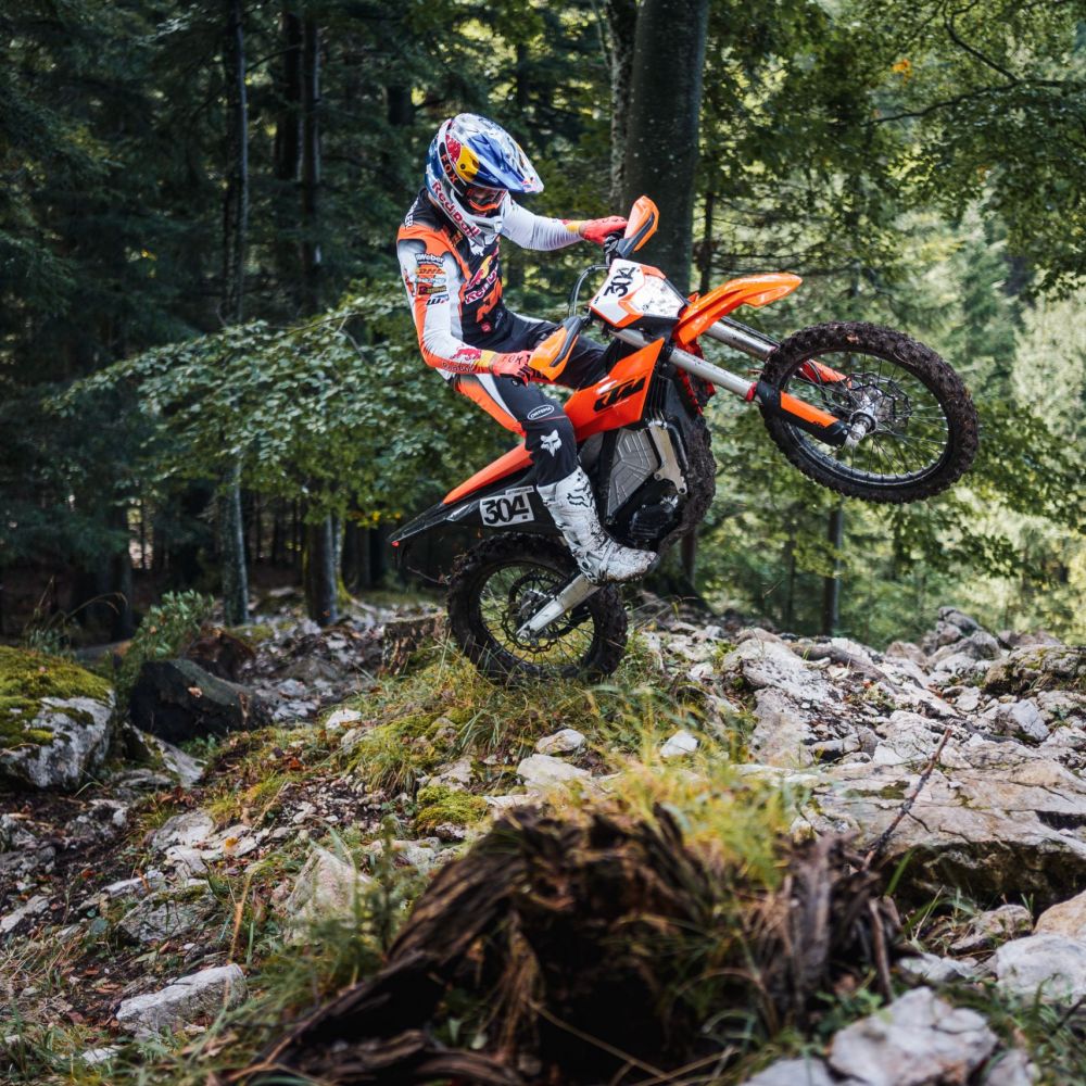 KTM Freeride E 2025 in Orange in Action mit Wheelie