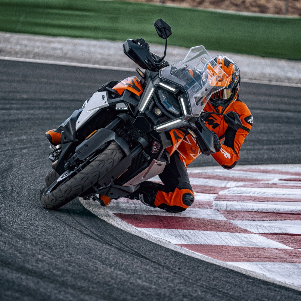KTM 1390 Super Adventure S Evo auf der Rennstrecke von vorne mit Knie am Boden