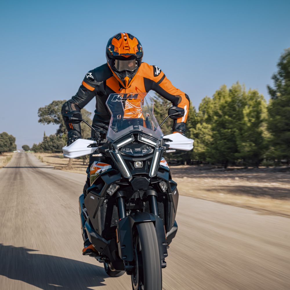 KTM 1390 Super Adventure S 2025 fahrend von vorne