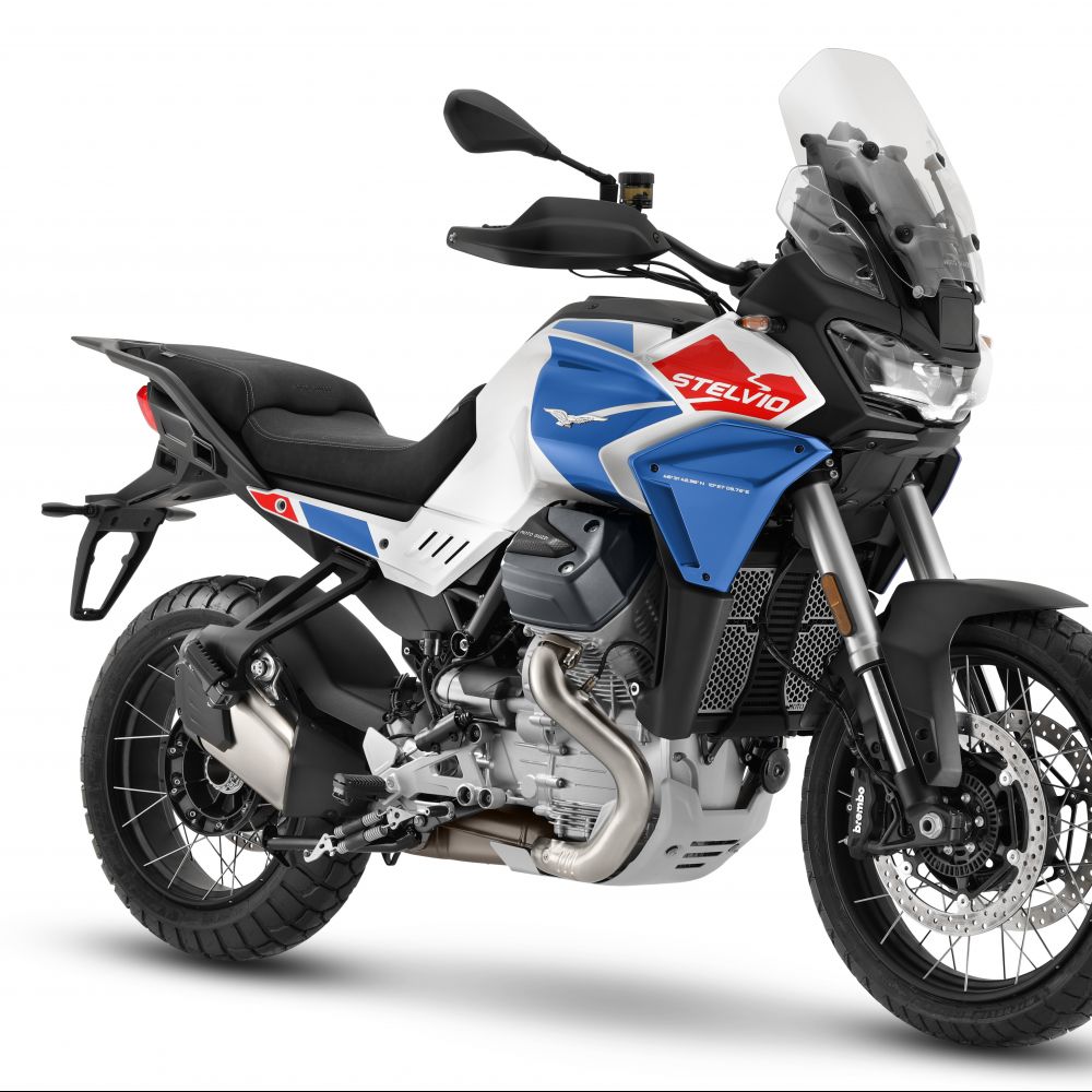 Moto Guzzi Duecento Tributo stehend schräg von vorne