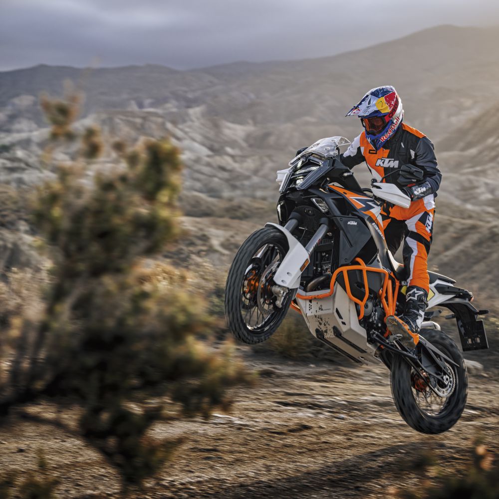 KTM 1390 Super Adventure R im Sprung off-road