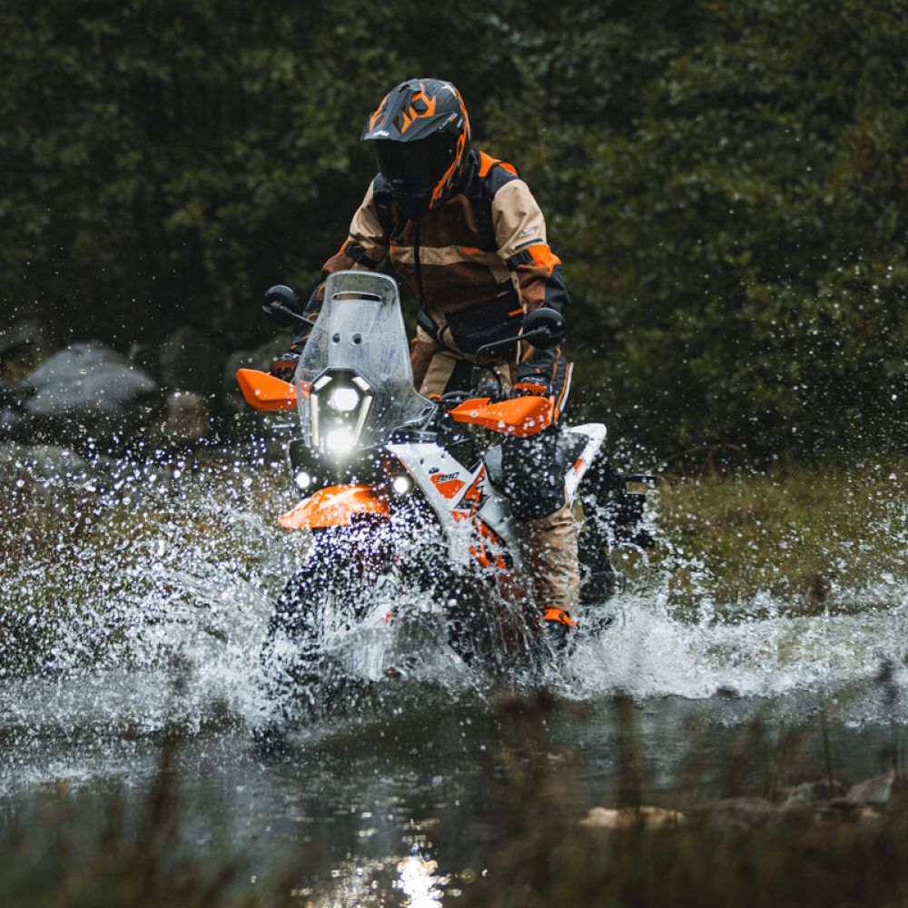 KTM 390 Adventure R 2025 Flussdurchfahrt von vorne
