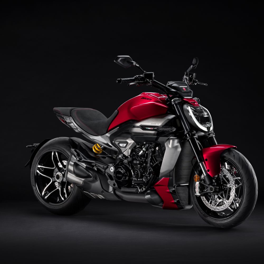 Ducati XDiavel V4 Modelljahr 2025 in Rot stehend schräg von vorne