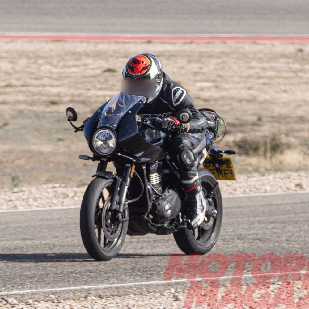 Prototyp der Triumph Speed 400 RR für 2026 in schwarz fahrend schräg von vorne