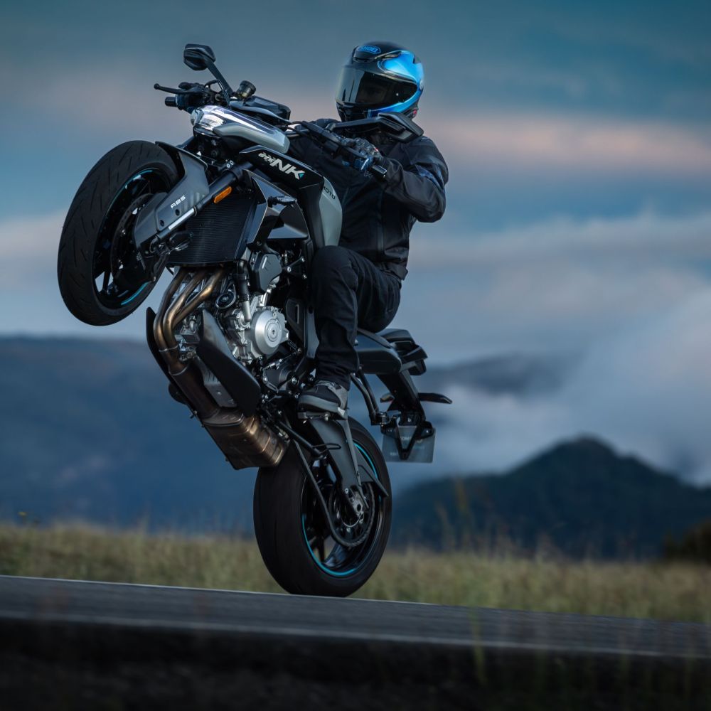 CFMoto 675NK Wheelie