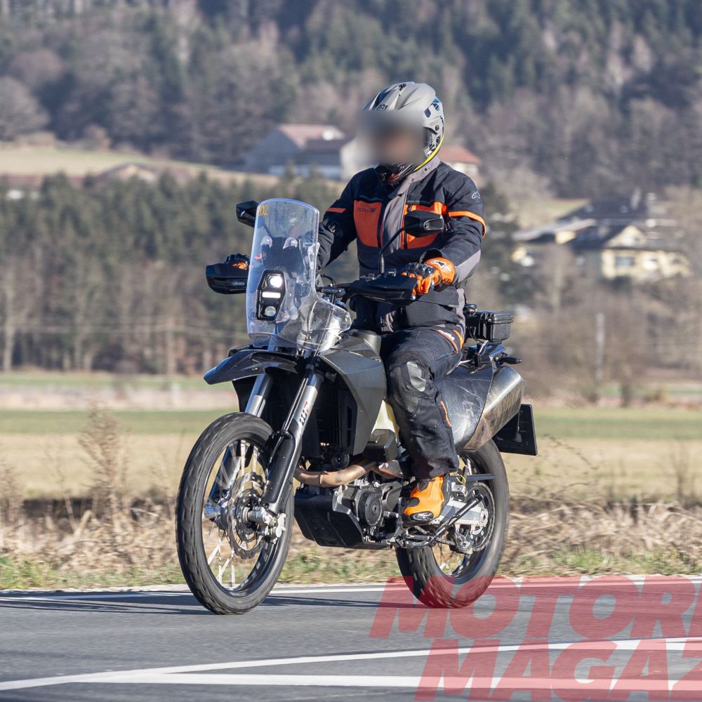 KTM 690 Rally Prototyp in Schwarz fahrend schräg von vorne