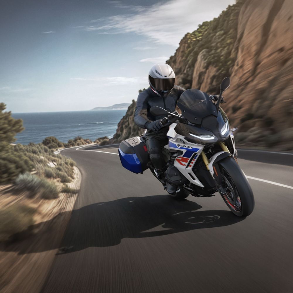 BMW R 1300 RS Performance fahrend schräg von vorne