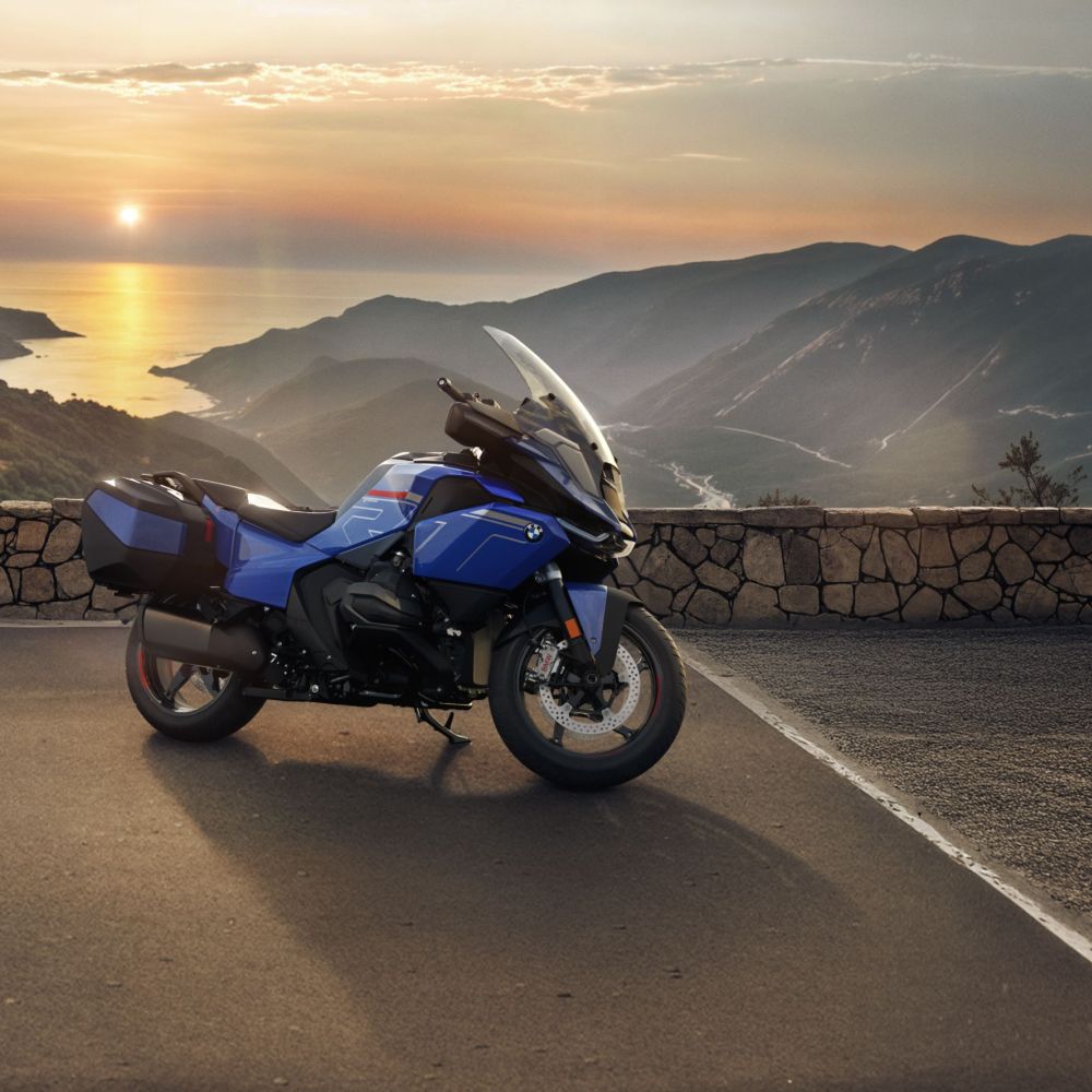 BMW R 1300 RT stehend in Blau schräg von vorne