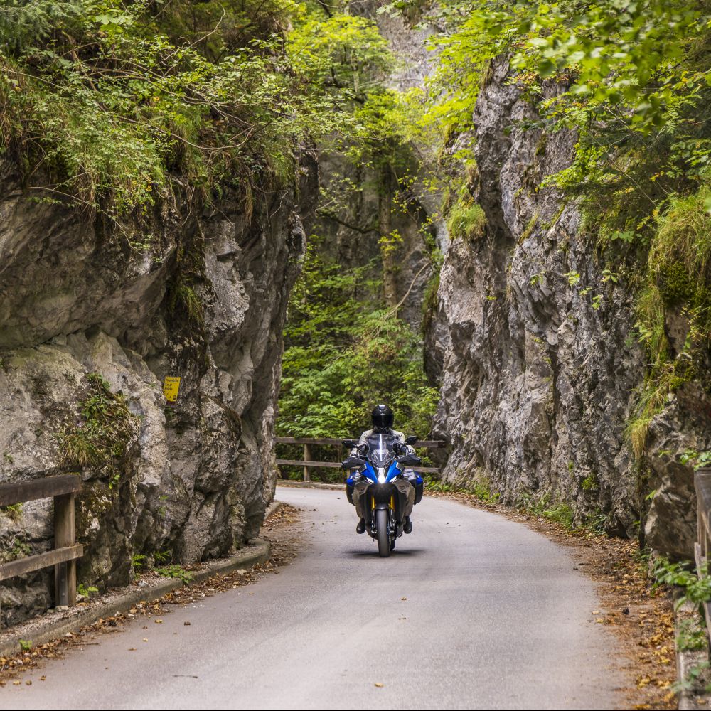 Weekend-Reise Niederösterreich in Motorradmagazin 4/25 mit Suzuki GSX-S1000 GX