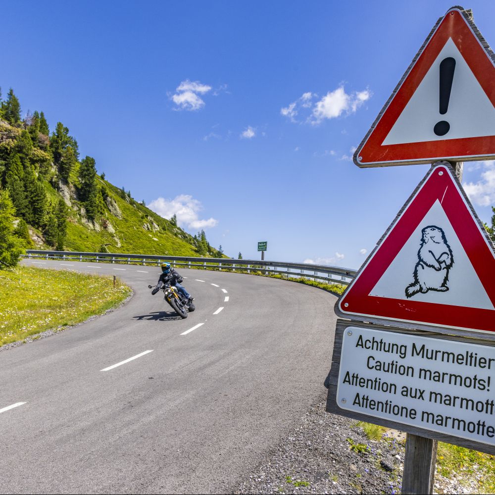 Weekend-Reise Nockalmstraße und Katschberg in Motorradmagazin 5/25 mit Triumph Scrambler 400 X
