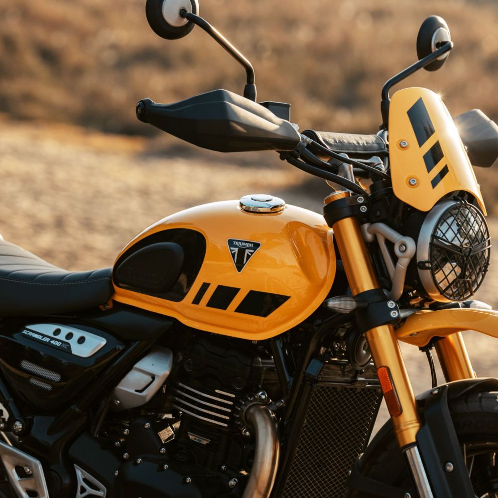 Die neue Triumoh Scrambler 400 XC für 2026 in Gelb schräg von vorne