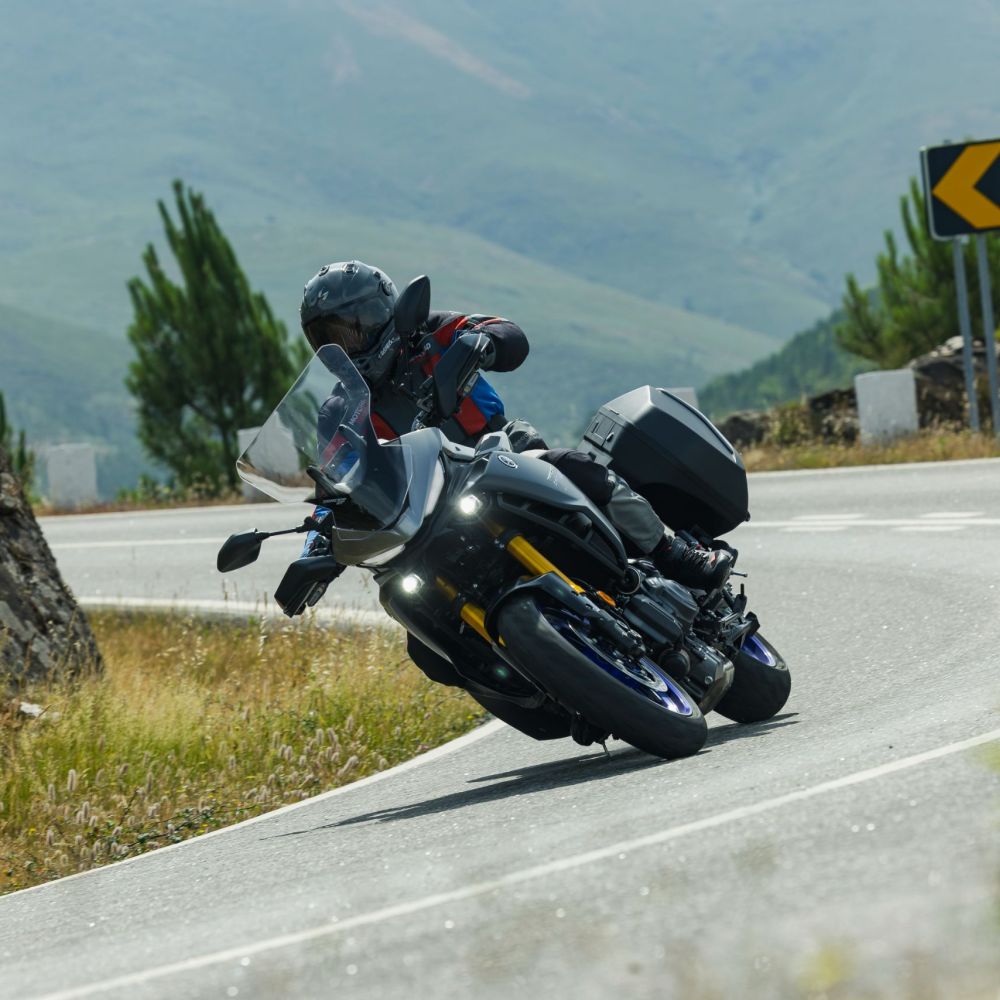 Yamaha Tracer 7 GT Modelljahr 2026 fahrend schräg von vorne