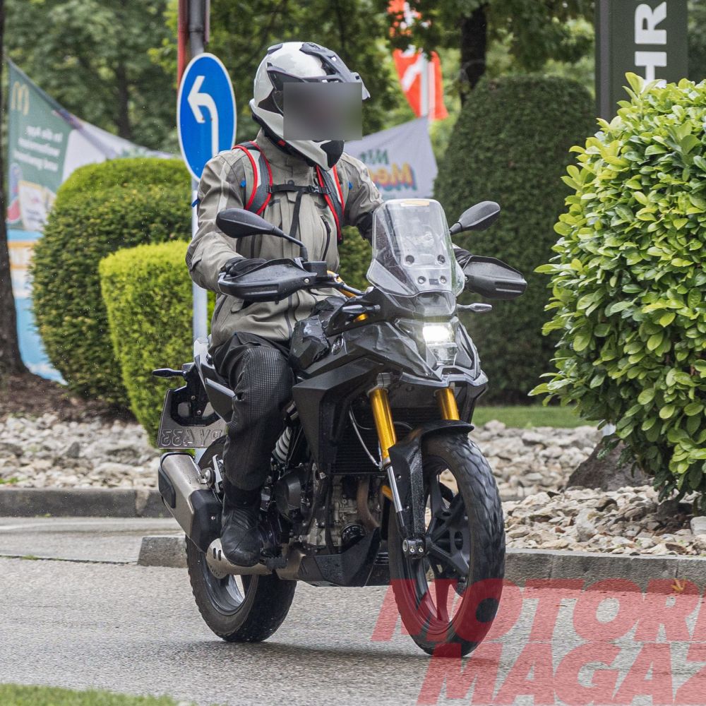 Serienversion der BMW F 450 GS als Prototyp erwischt, fahrend in Schwarz