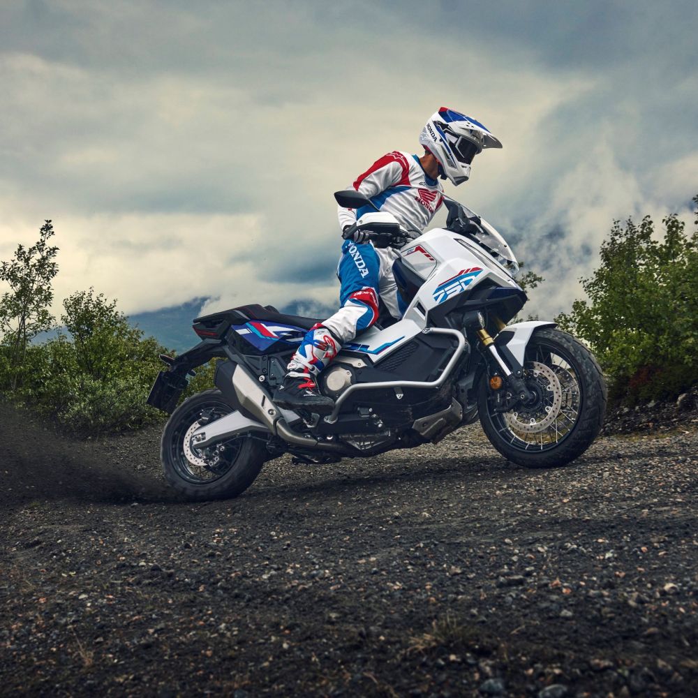 Honda X-ADV Special Edition 2026 fahrend auf Schotter in Drift