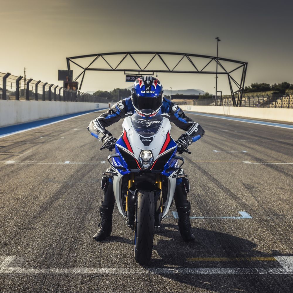 Suzuki GSX-R1000R Modelljahr 2026 von vorne auf der Rennstrecke