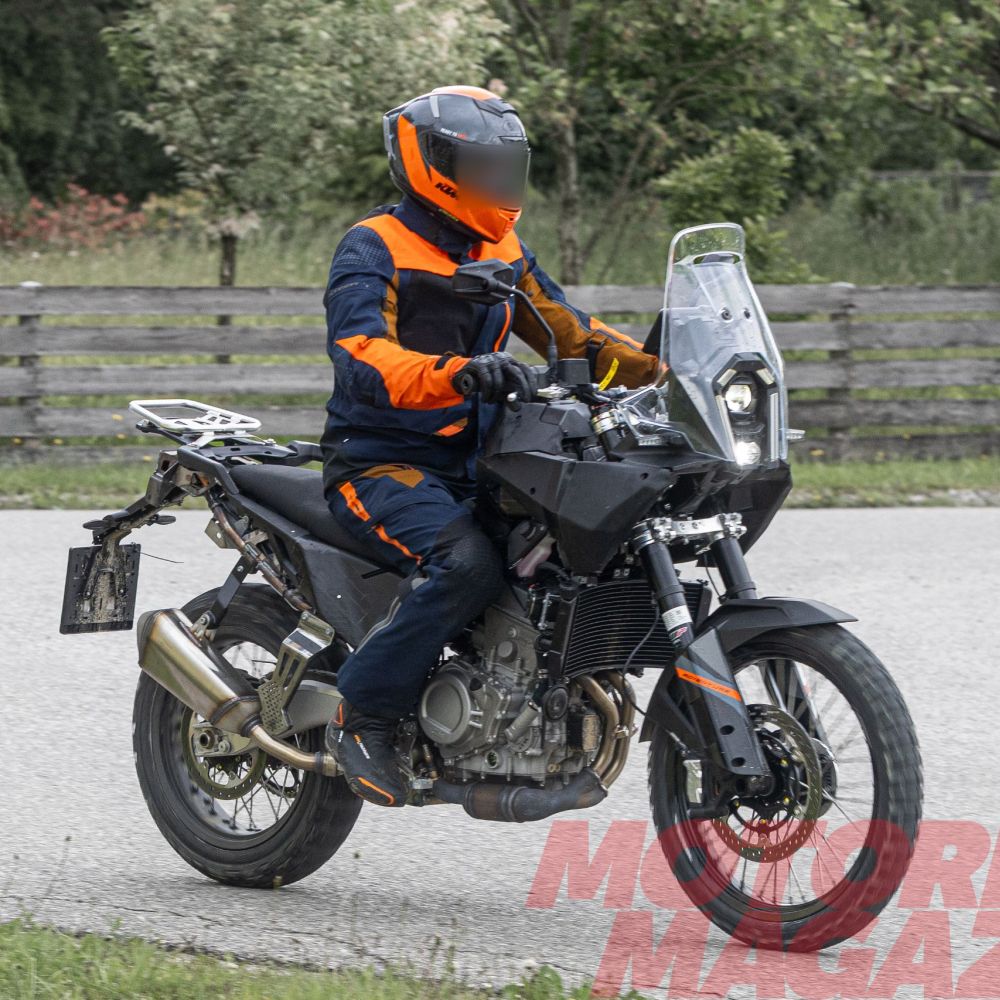 KTM 790 Adventure Modelljahr 2027 auf Erprobungsfahrten Prototyp in Schwarz fahrend links nach rechts