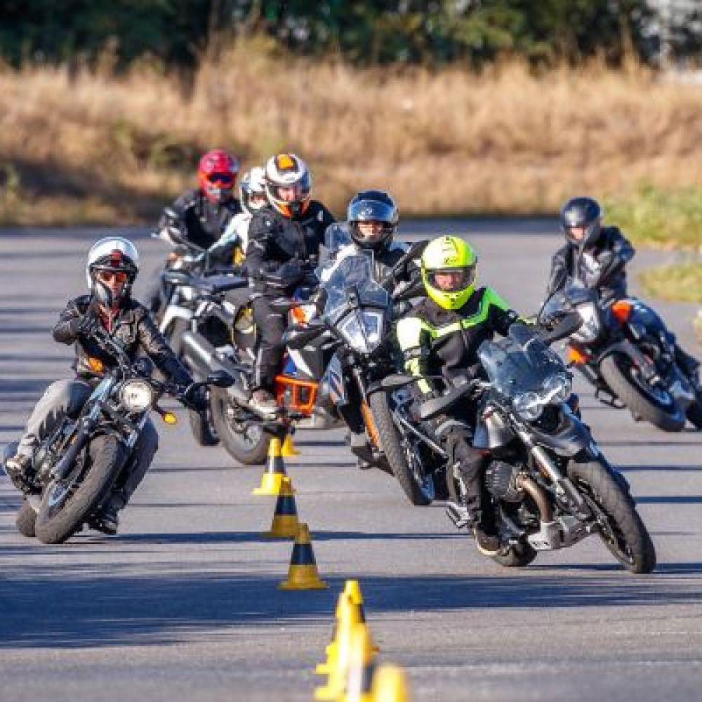 Fahrtechnik Training beim ÖAMTC Slalom Bikerherbst