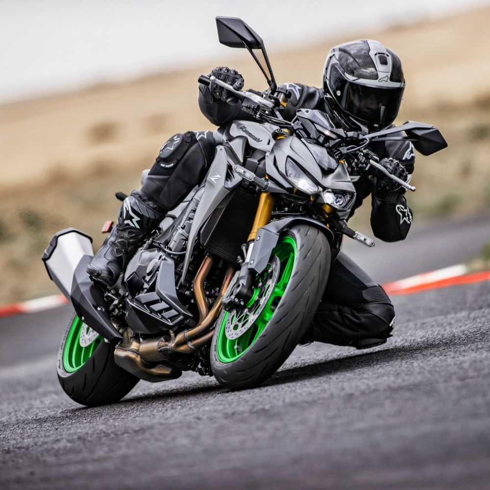 Kawasaki Z1100 für 2026 in Grau von vorne in Schräglage