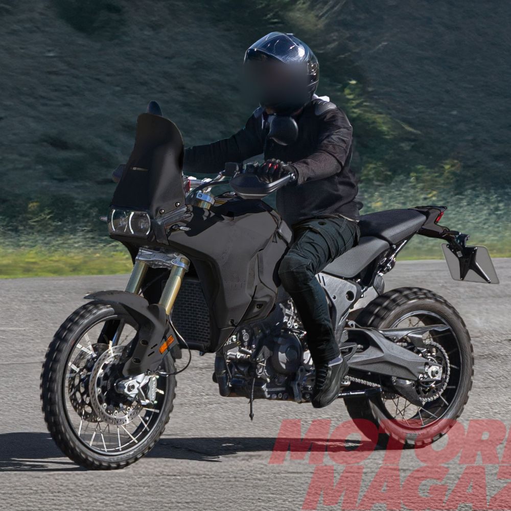 Prototyp der Ducati DesertX V2 2026 in Schwarz fahrend