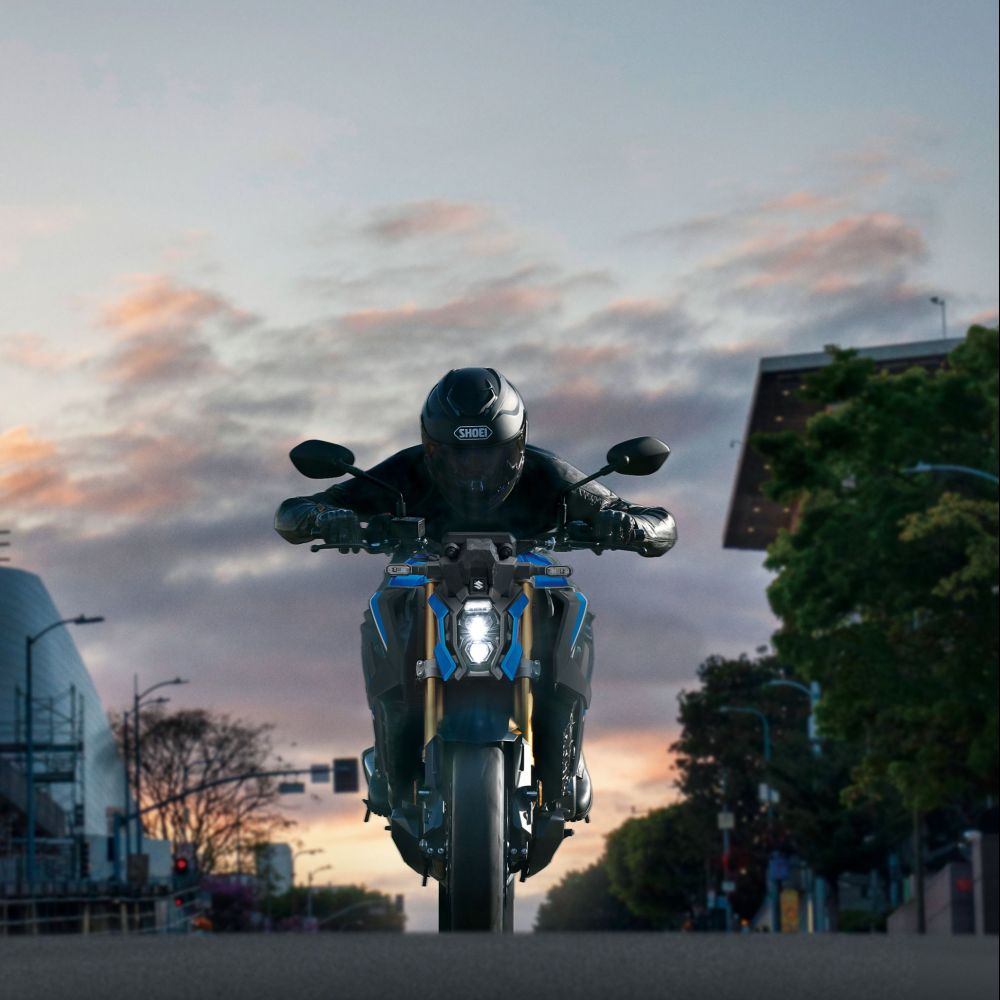 Suzuki GSX-S1000 Modelljahr 2026 in Triton Blue fahrend von vorne