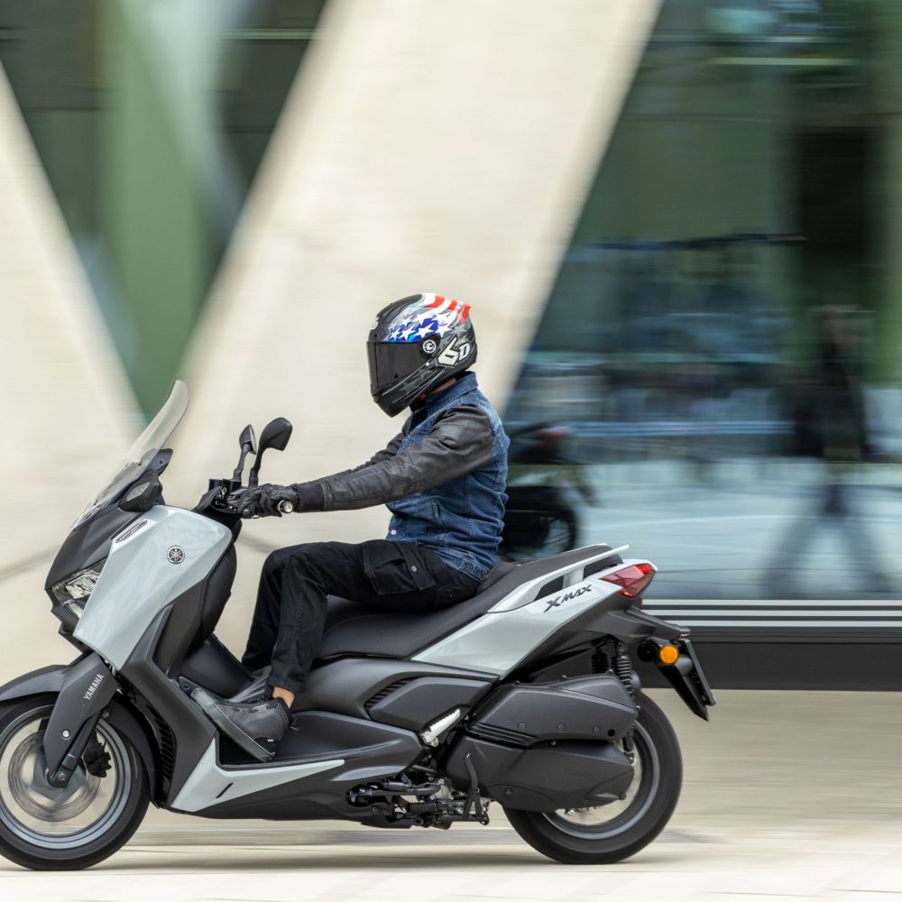 Yamaha XMAX 300 Tech Max seitlich in Fahrt