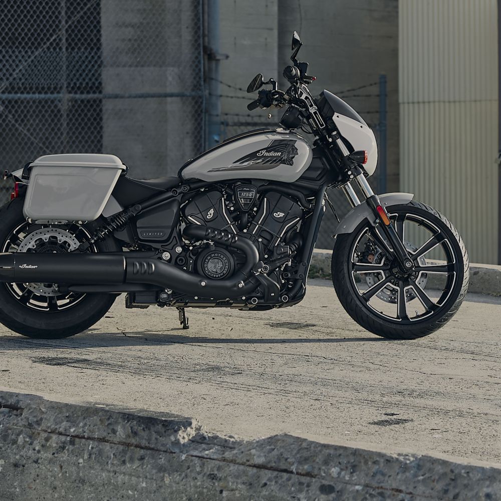 Indian Sport Scout RT in Chalk stehend seitlich