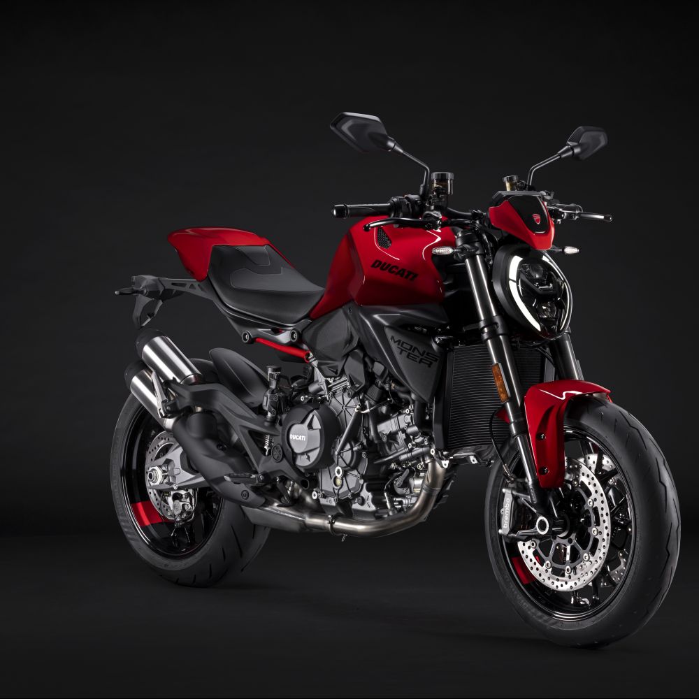 Die neue Ducati Monster 2026 in Rot stehend