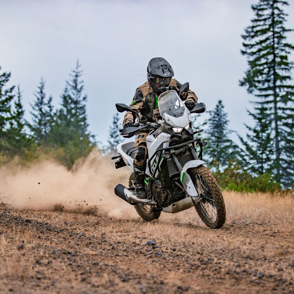 Die neue Kawasaki KLE500 in Weiß offroad im Gelände mit Staub