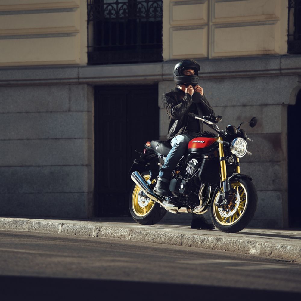 Kawasaki Z900RS SE Modelljahr 2026 in Rot-Schwarz stehend schräg von vorne