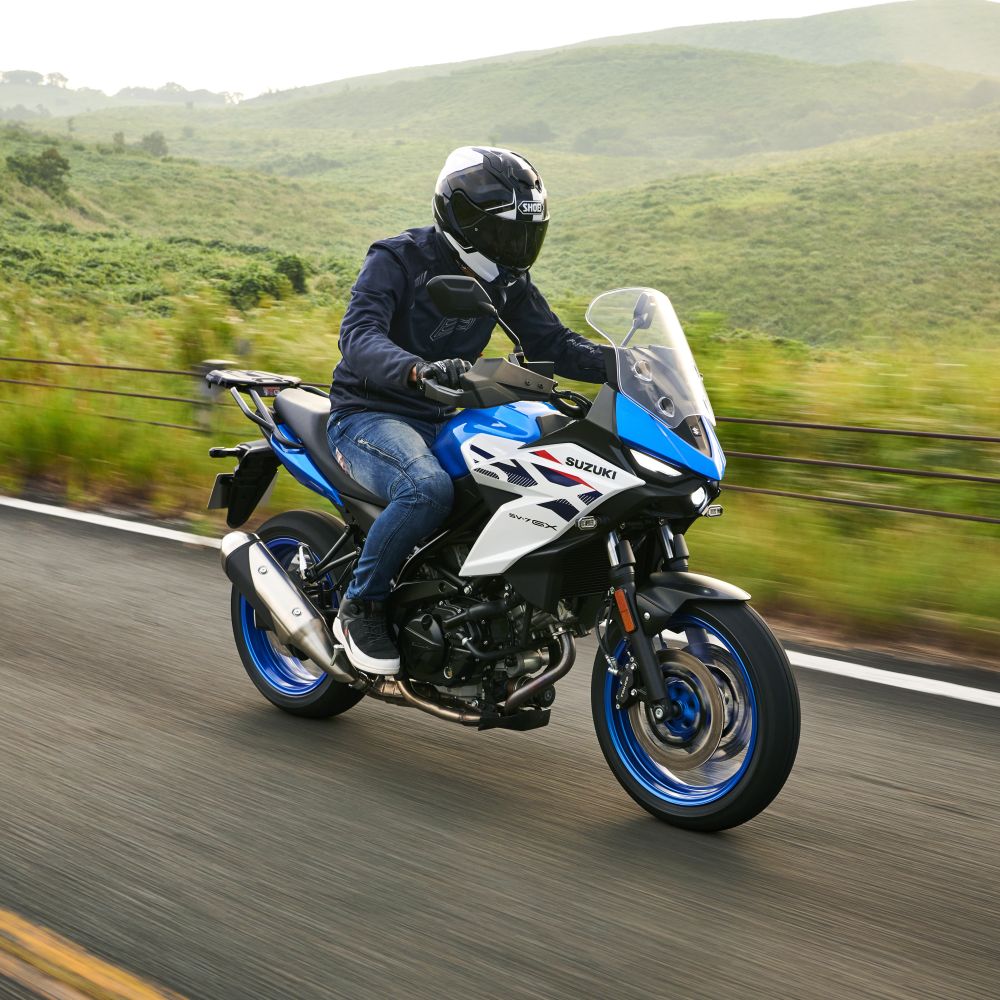Suzuki SV7-GX in Blau-Silber fahrend von links nach rechts