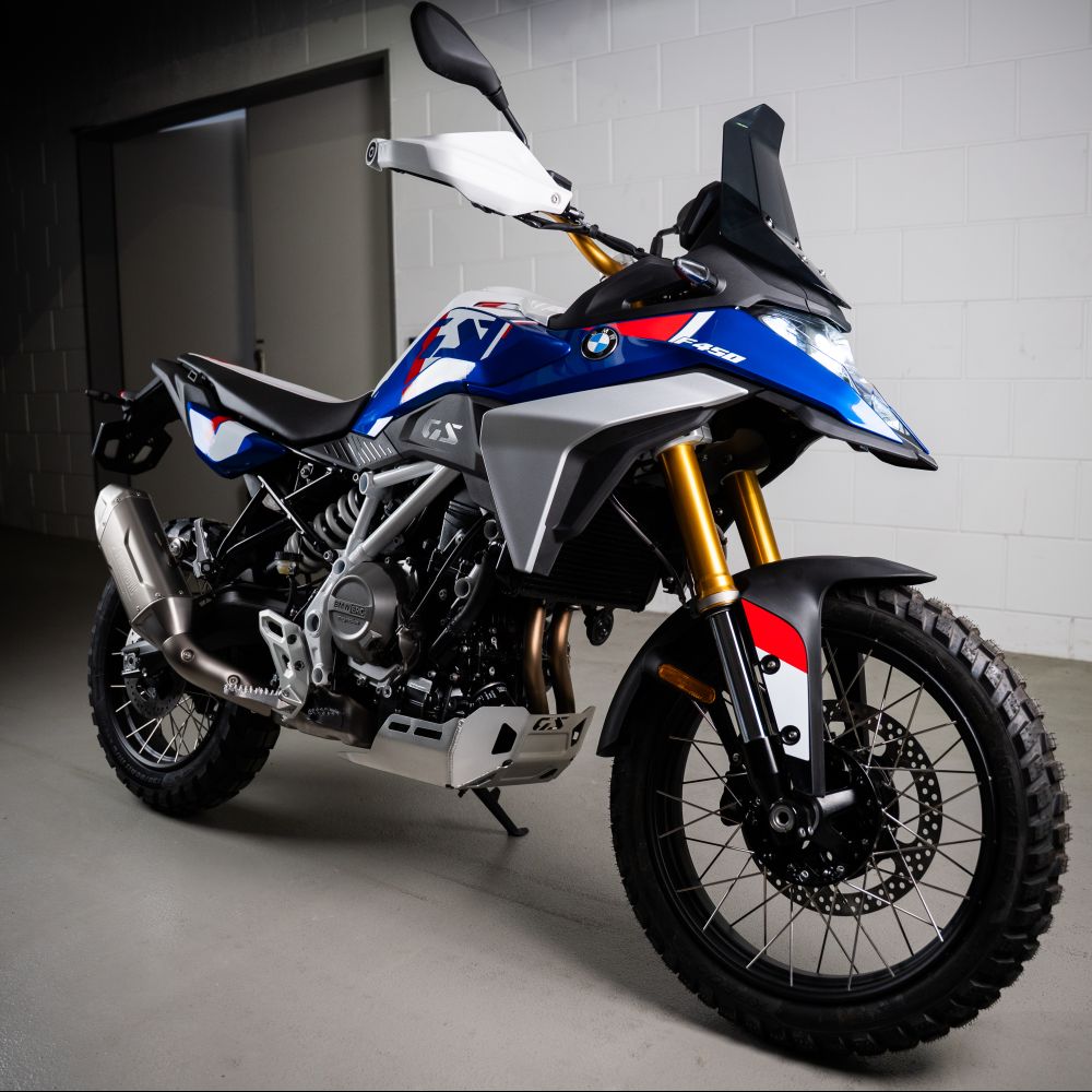 Die neue BMW F 450 GS in Blau-Weiß, stehend schräg von vorne
