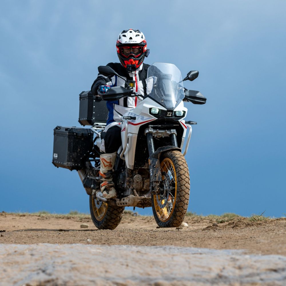 Kove 800X Touring in Weiß stehend schräg von vorne