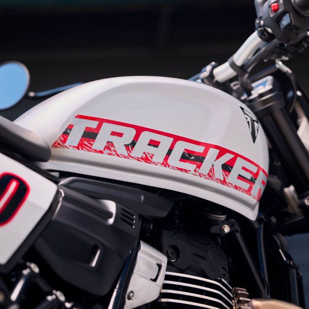 Triumph Tracker 400 in Silber Ansicht Tank und Startnummerntafel