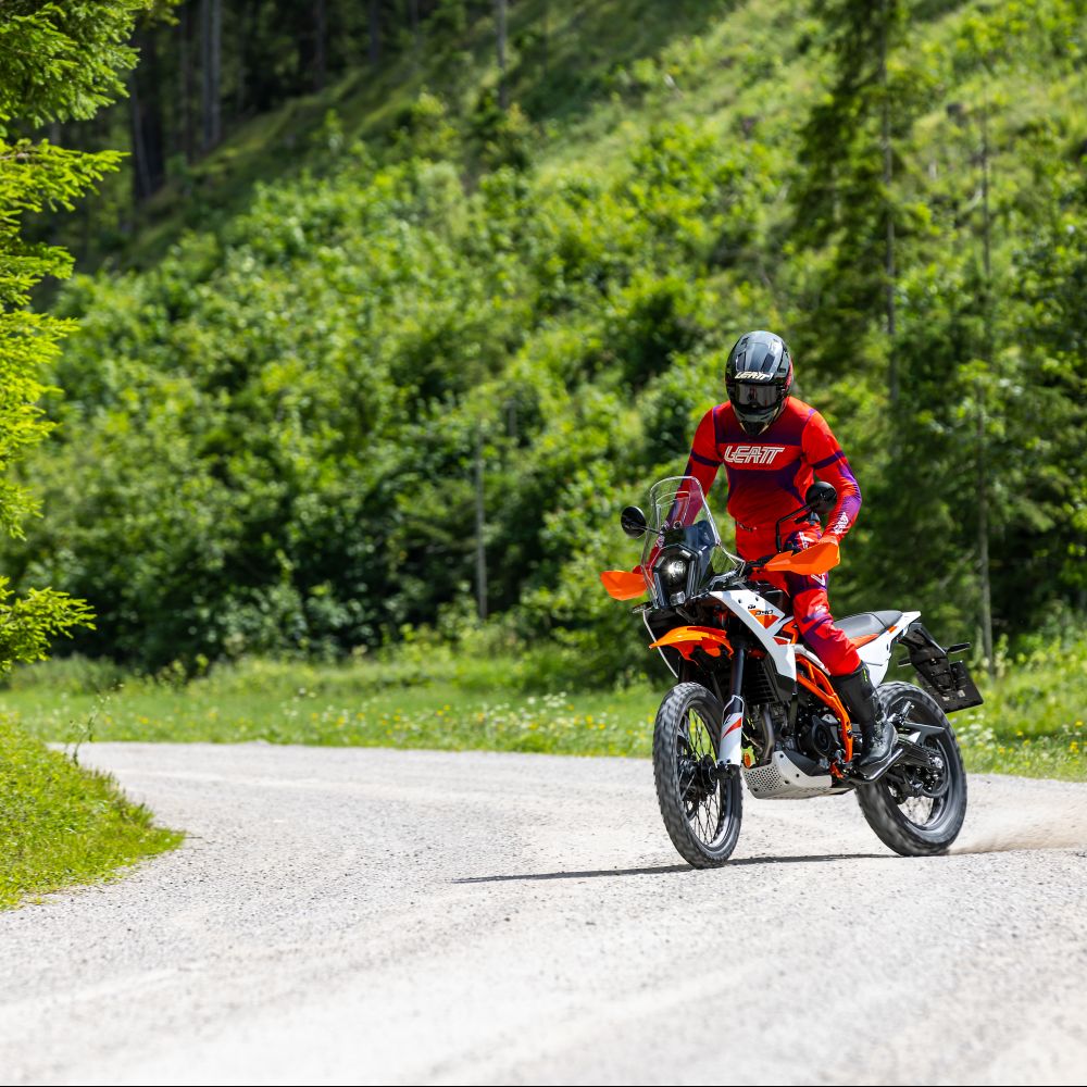 KTM 390 Adventure R im Drift auf Schotter