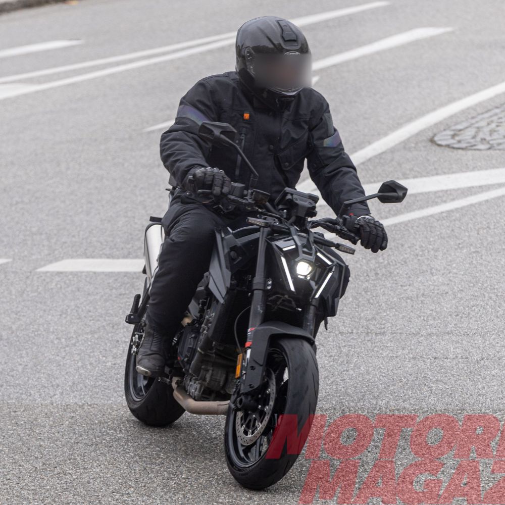 KTM 790 Duke für 2026 als Prototyp in schwarz fahrend