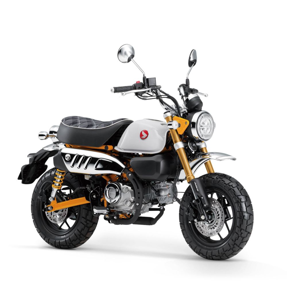 Honda Monkey 2026 in Weiß und Gelb stehend schräg von vorne