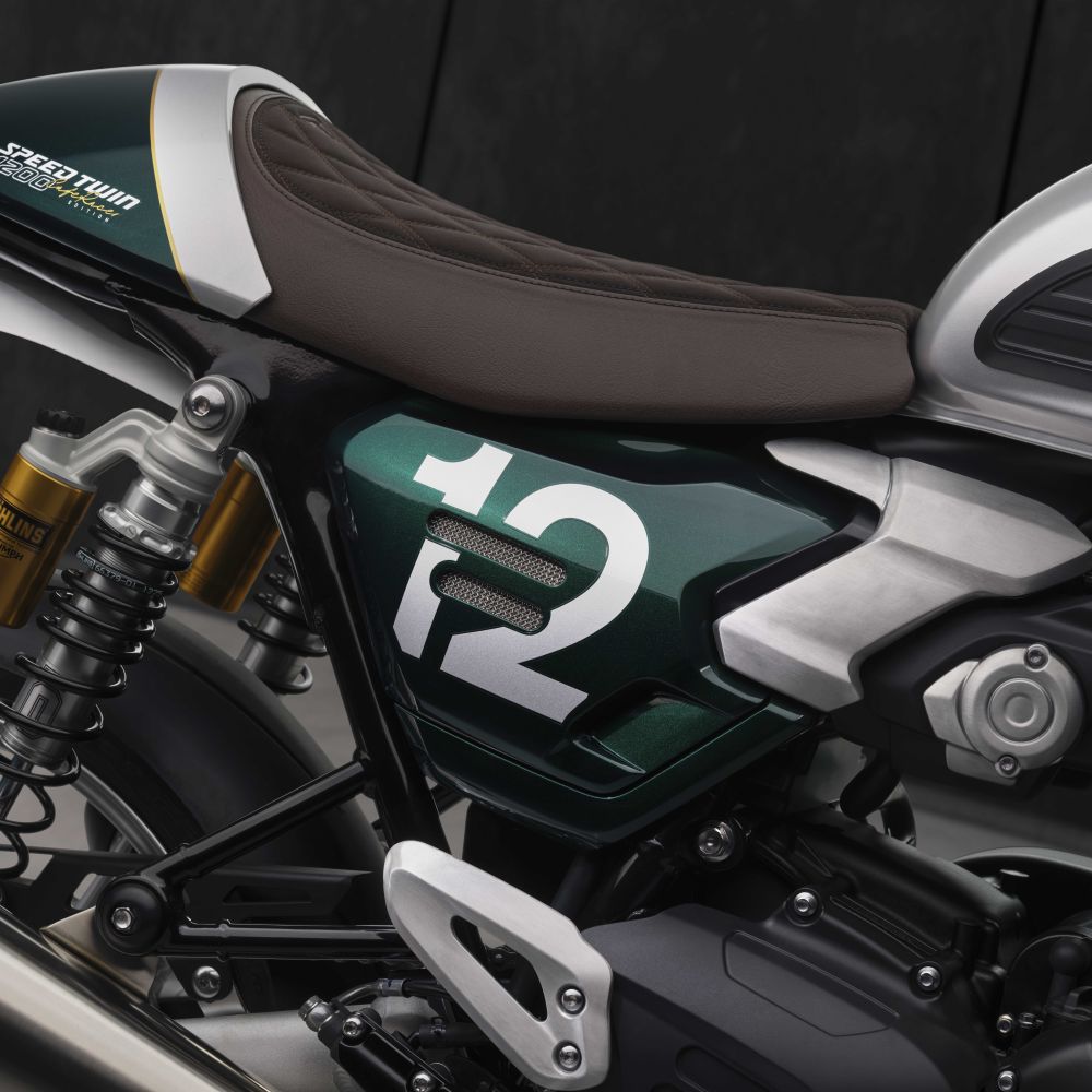 Seitenansicht der neuen Triumoh Speed Twin 1200 Cafe Racer Edition
