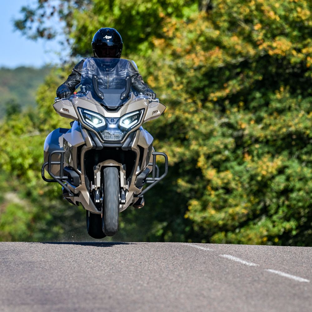 Die neue Mash GT750, Modelljahr 2026, fahrend Sprung