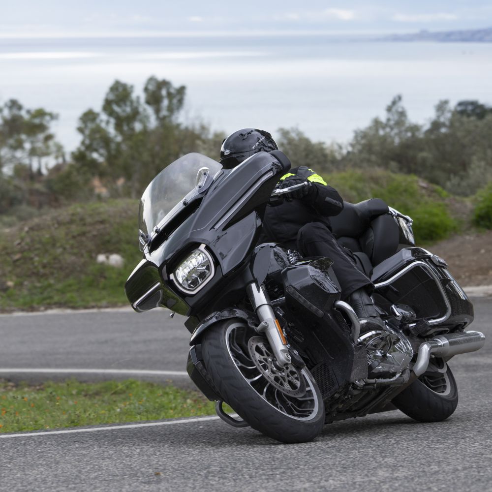 Harley-Davidson Street Glide Limited 2026 in Schwarz in Schräglage