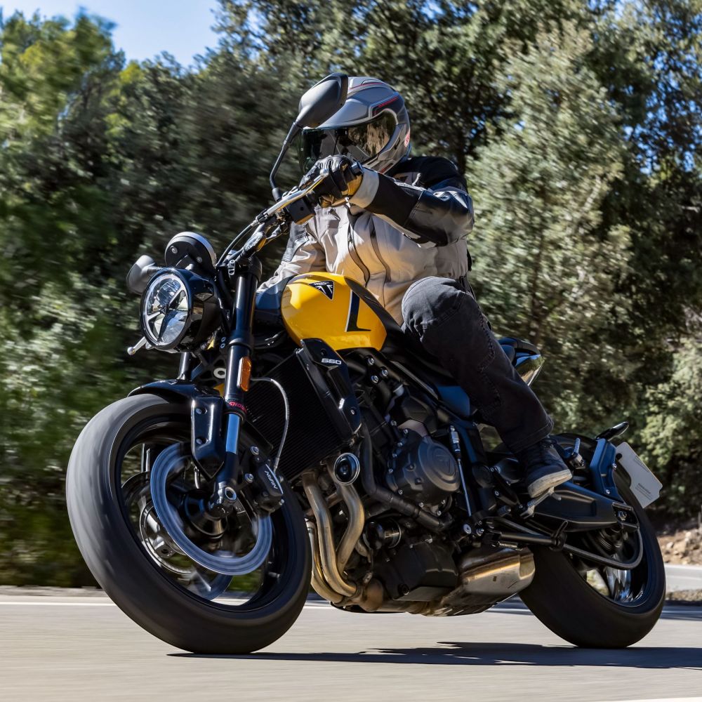 Triumph Trident 660 Modelljahr 2026 in Gelb gefahren in der Kurve von rechts nach links