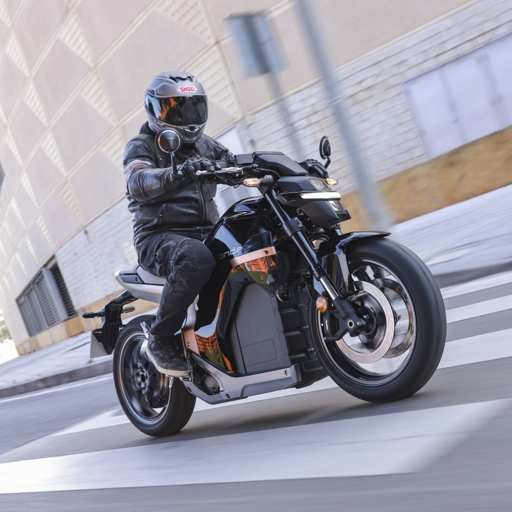 Honda WN7, Modelljahr 2026, in Schwarz fahrend von links nach rechts