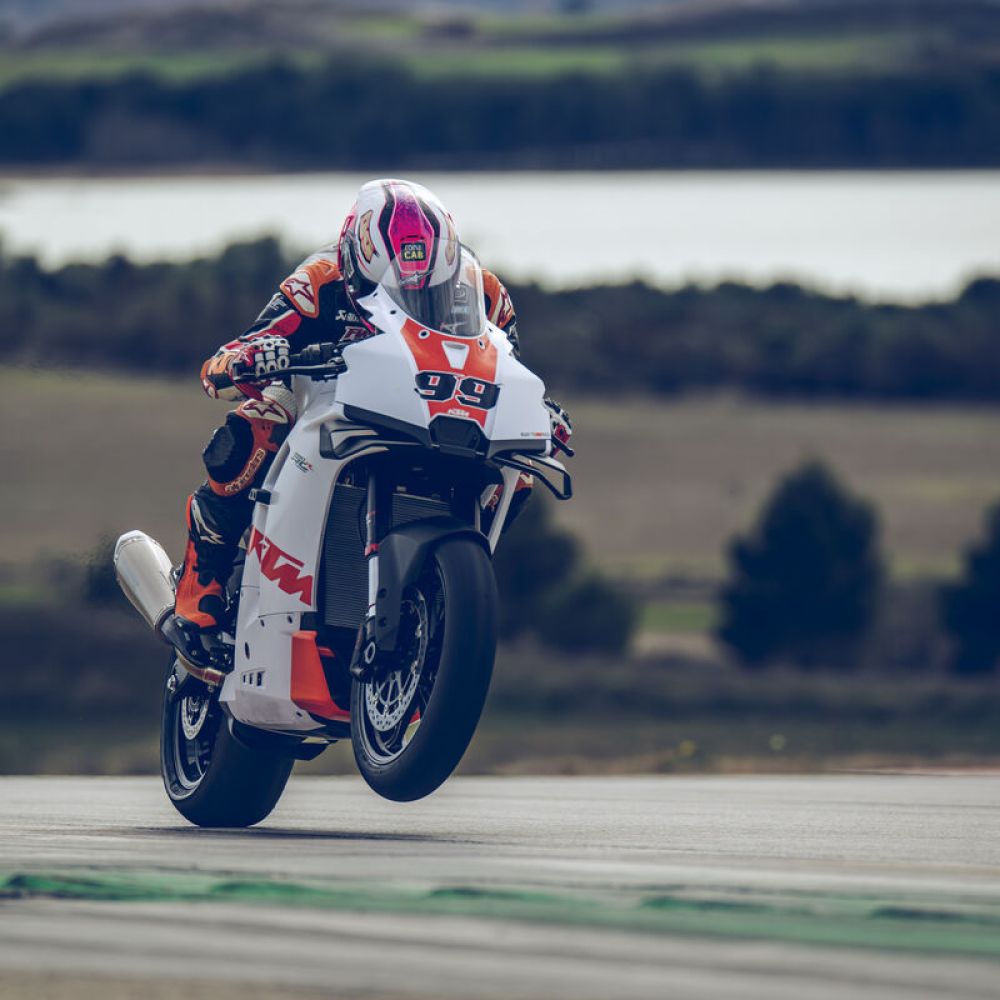 KTM 990 RC R Track in Weiß auf der Rennstrecke
