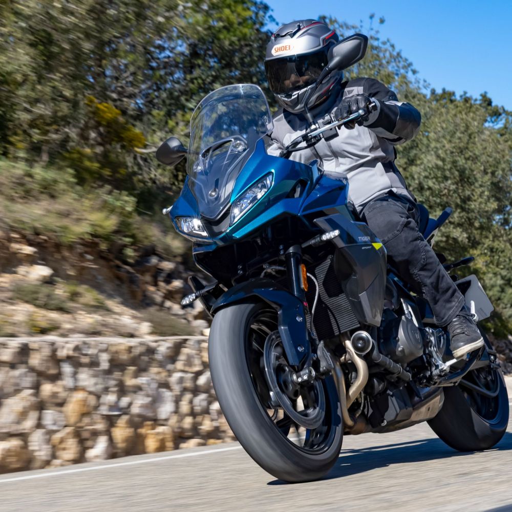 Triumph Tiger Sport 660 Modelljahr 2026 in Blau fahrend von rechts nach links