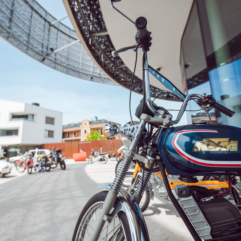 KTM Oldtimermarkt vor der KTM Motohall