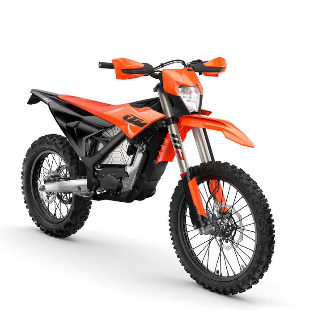 KTM Freeride E 2027 in Orange stehend schräg von vorne