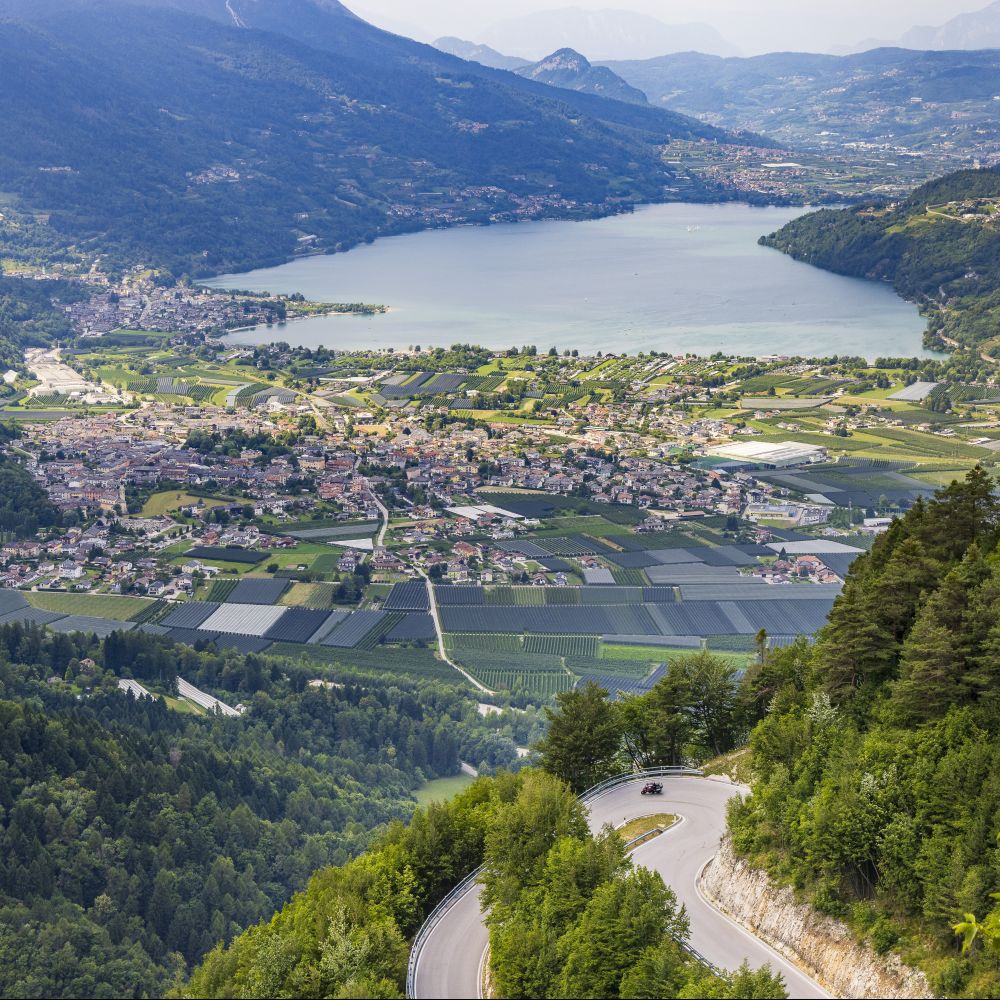 Weekend-Reise Trentino in Motorradmagazin 3/26 mit Suzuki V-Strom 800