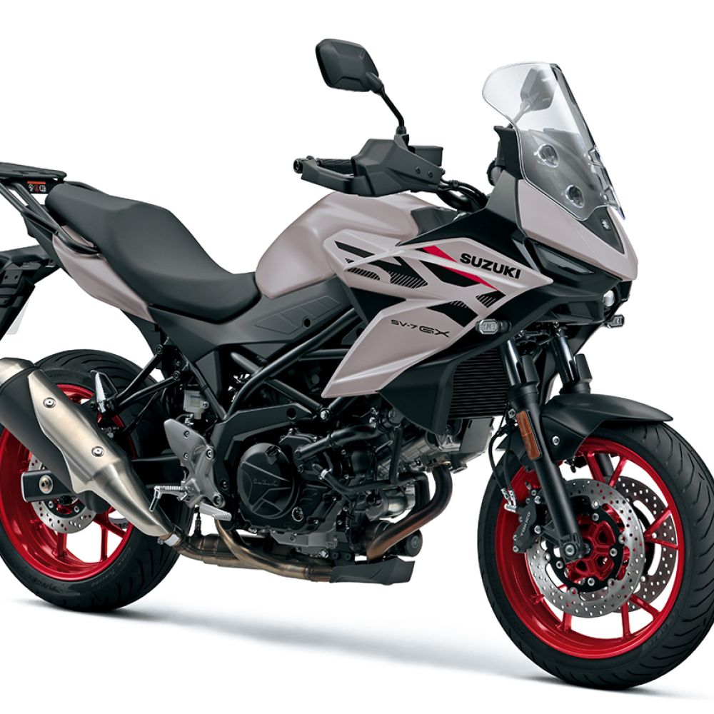 Suzuki SV-7GX stehend schräg von vorne in Grau und Rot