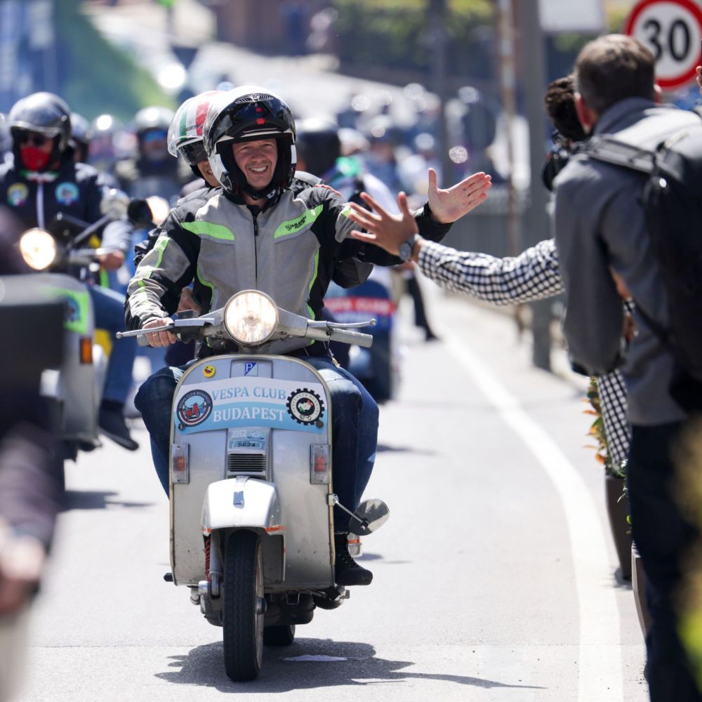 Vespa rollen durch Rom