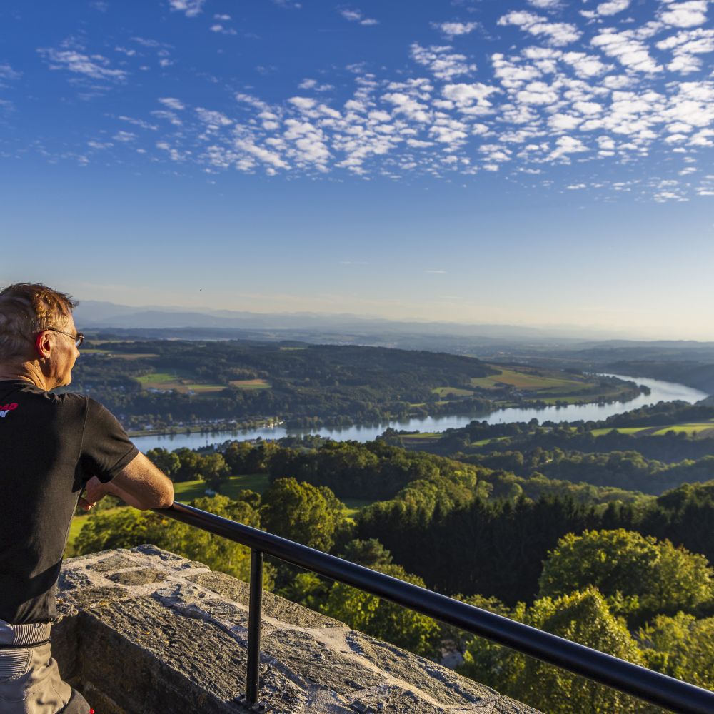 Weekend-Reise Niederösterreich in Motorradmagazin 5/26 mit Ausblick auf die Donau